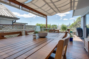 Spacious cottage with views, 10 mins from the city